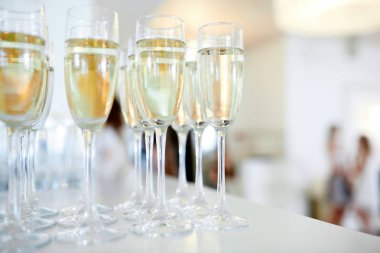 Şampanya bardakları masada.