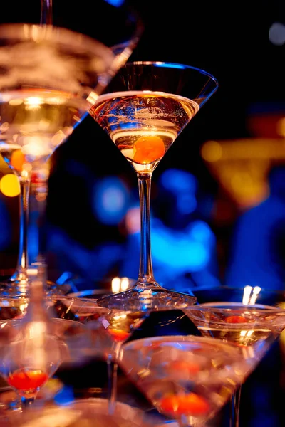 Martini gözlük kokteyller ile dolu — Stok fotoğraf