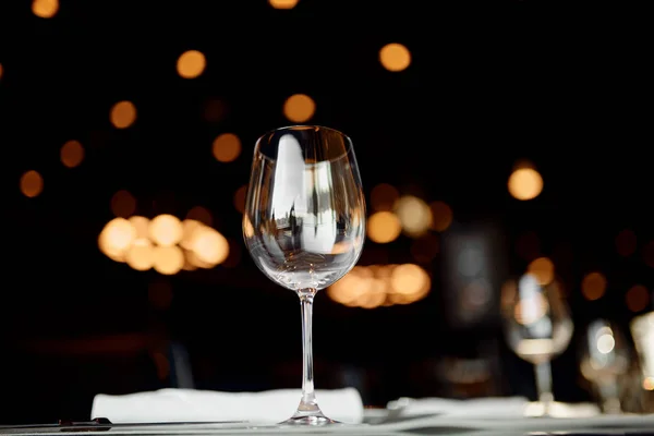 Copo de vinho vazio na mesa — Fotografia de Stock