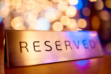 metal plaka masaya saklıdır