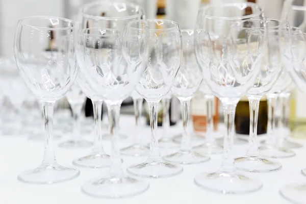 Empty wine glasses on a white tablecloth on a table — Stock Photo, Image