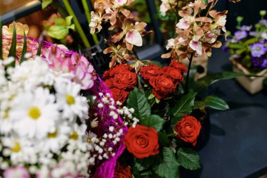 gül, papatya, orkide çiçek buketleri