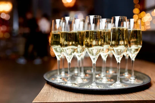 Glazen met witte wijn op een dienblad — Stockfoto