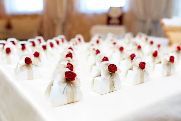 Regalos bellamente decorados para los invitados de boda de los recién casados — Foto de Stock