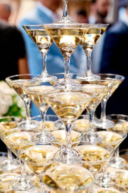 bir düğünde masada martini kulesi