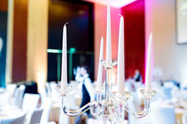 masanın üzerinde şeffaf bir kristal mum çubuğunda mumlar