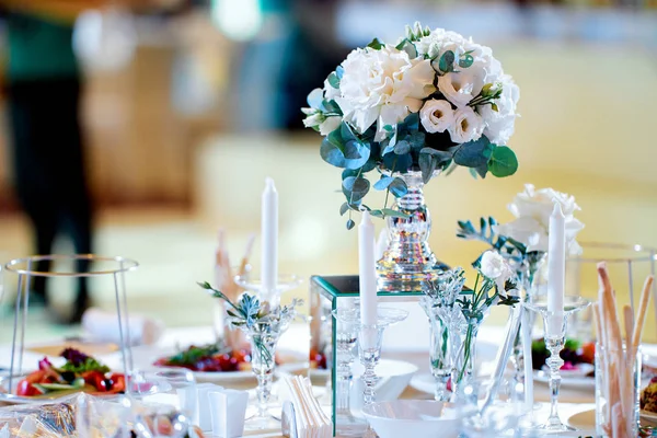 Brautstrauß aus Rosen mit Grüntönen auf dem Tisch Stockbild