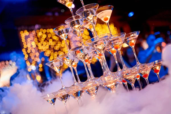 Martini-Gläser gefüllt mit Cocktails lizenzfreie Stockbilder