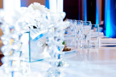 çatal ve cam ile masa ayarı