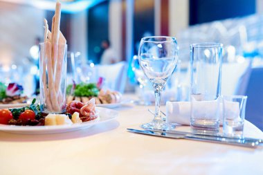 çatal ve cam ile masa ayarı