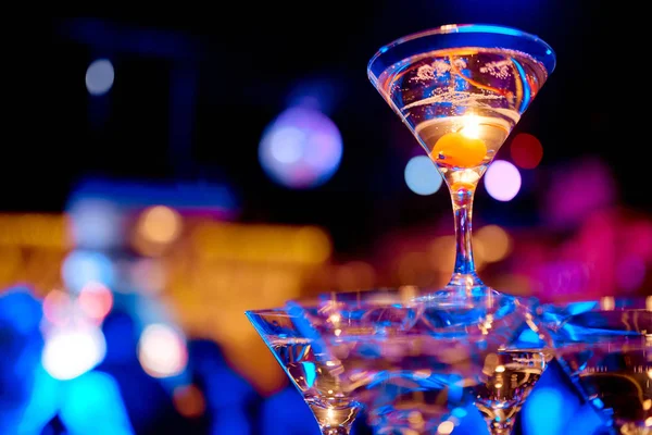 Martini-Gläser gefüllt mit Cocktails lizenzfreie Stockfotos