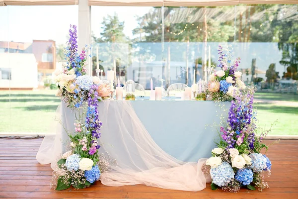 Mesa de boda para recién casados, muy bien decorado — Foto de Stock