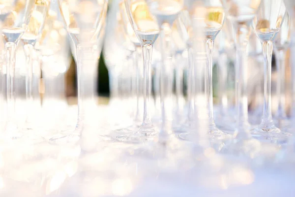 Bacaklar ve bir masada şampanya bardakları bardak bardak — Stok fotoğraf
