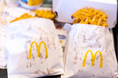 Kerpen, Almanya - 9 Ağustos 2025: Tepside McDonalds marka kağıt torbalarda waffle kızartması