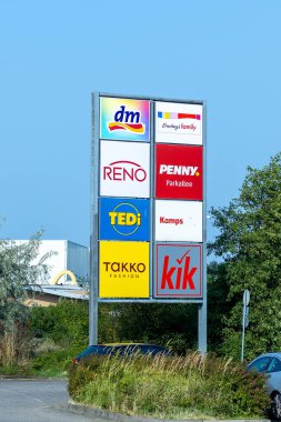 Kerpen, Almanya - 9 Ağustos 2025: Mağaza logolu alışveriş merkezi tabelası.