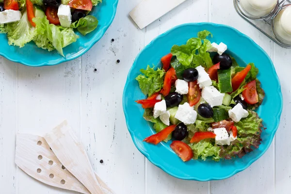 Insalata Greca Con Verdure Fresche Formaggio Feta Olive Nere Piatto — Foto Stock