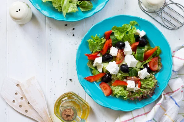 Ensalada Griega Con Verduras Frescas Queso Feta Aceitunas Negras Plato —  Fotos de Stock