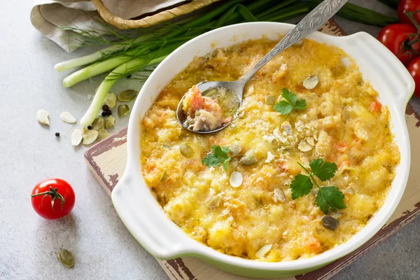 Cazuela Desmenuza Con Pescado Rojo Pan Blanco Queso Sobre Fondo — Foto de Stock