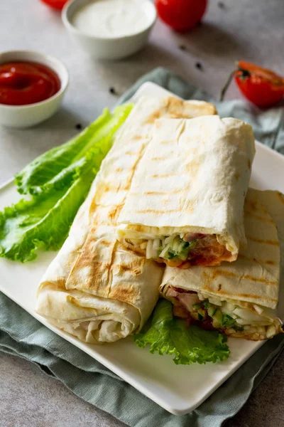 Shawarma Rolo Frango Close Pita Com Legumes Frescos Molho Uma — Fotografia de Stock