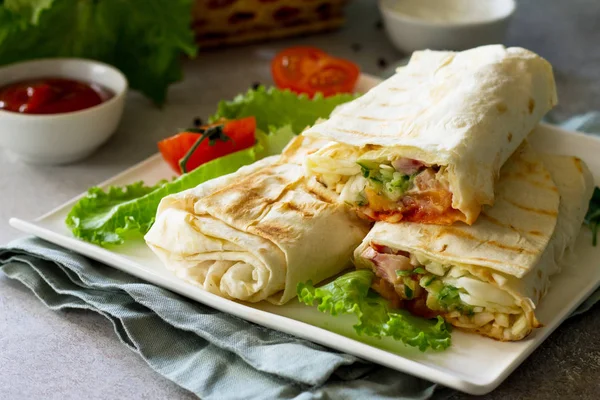 Shaurma, shaurma döner, bir ışık taş veya beton arka plan bir ekmek pasta sebzeli et. Kavram restaurant lokanta.