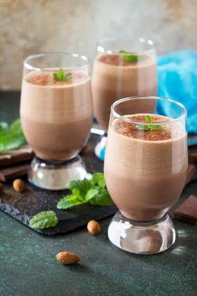 Çikolata-somun mousse bir taş veya arduvaz arka plan bölümü bardaklarda nane ile.