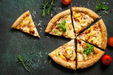 Pizza menü. Güzel geleneksel İtalyan pizza üzerinde Hawaii bir karanlık taş veya beton arka plan. Üstten görünüm, kopya alanı. 