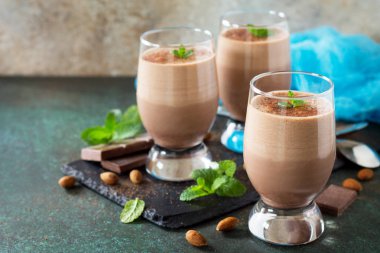 Ev yapımı koyu çikolata mus bir taş veya arduvaz arka plan. Kopya alanı