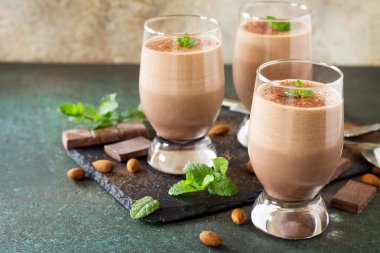 Ev yapımı koyu çikolata mus bir taş veya arduvaz arka plan. Kopya alanı