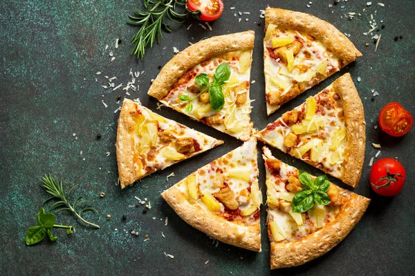 Menu Pizza Deliciosa Pizza Italiana Tradicional Havaiana Uma Pedra Escura — Fotografia de Stock