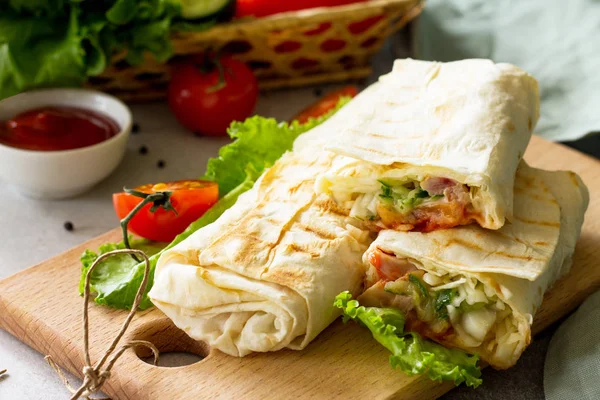 Shaurma, yarım, shaurma döner, sebze ışık taş veya beton arka plan bir ekmek pasta etli pay. Kavram restaurant lokanta.