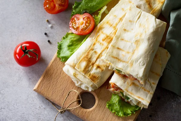 Concepto Restaurante Comida Rápida Pan Shawarma Pita Con Pollo Parrilla — Foto de Stock