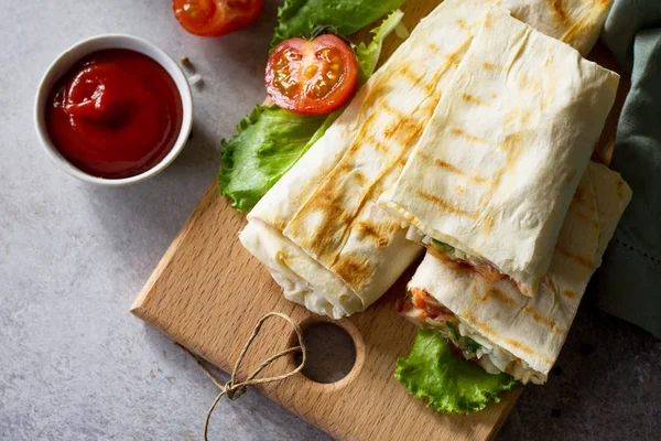 Koncepcja Restauracji Fast Food Chleb Pita Shawarma Grillowanym Kurczakiem Szałarma — Zdjęcie stockowe