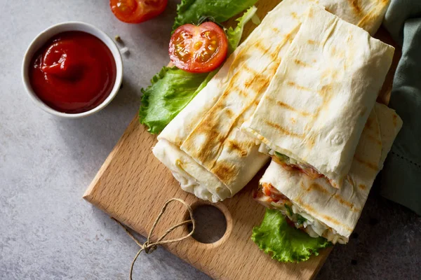 Kavram restaurant lokanta. Shawarma Pide ızgara tavuk, shaurma döner, taze sebze ve hafif bir taş zemin üzerine krema sos ile. Üst görüntülemek düz yatıyordu arka plan