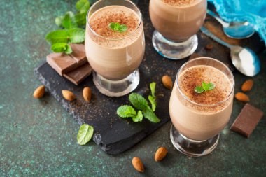 Ev yapımı koyu çikolata mus bir taş veya arduvaz arka plan. Kopya alanı