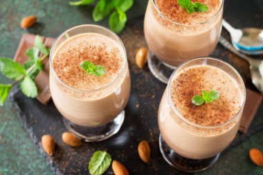 Çikolata-somun mus yakın çekim bir taş veya arduvaz arka plan bölümü bardaklarda nane ile