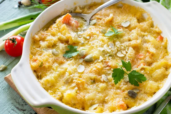 Casseruola Sbriciolare Con Pesce Rosso Pane Bianco Formaggio Primo Piano — Foto Stock