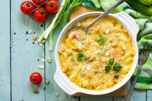 Cazuela Desmorona Con Pescado Rojo Pan Blanco Queso Mesa Madera — Foto de Stock