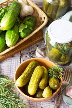 Marine salatalık turşusu. Turşu mutfak ahşap masa köknar dalı ile.