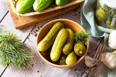 Marine salatalık turşusu. Turşu mutfak ahşap masa köknar dalı ile.