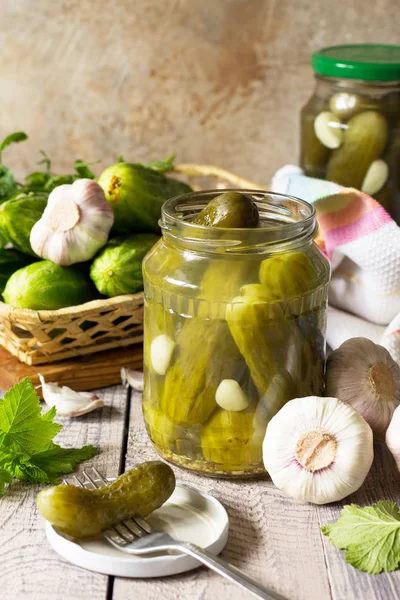 Pepinos Marinados Pepinos Pickles Gherkins Com Alho Mesa Madeira Espaço — Fotografia de Stock