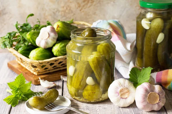 Nakládané Okurky Nakládačky Sterilované Okurky Česnekem Dřevěný Stůl — Stock fotografie