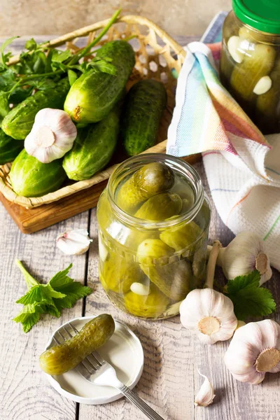 Nakládané Okurky Nakládačky Sterilované Okurky Česnekem Dřevěný Stůl — Stock fotografie