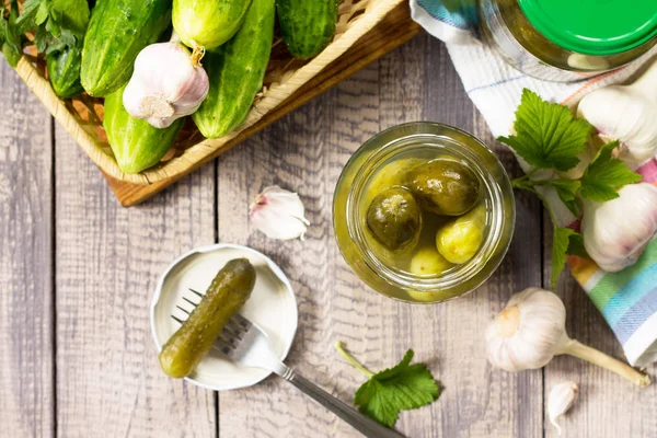 Gemarineerde Komkommer Augurken Pickles Augurken Met Knoflook Houten Tafel Kopiëren — Stockfoto