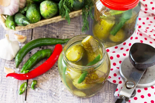 Marinerad Gurka Gurka Pickles Med Chilipeppar Trä Köksbordet — Stockfoto