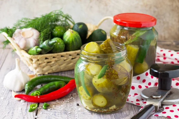 Marinerad Gurka Gurka Pickles Med Chilipeppar Trä Köksbordet — Stockfoto