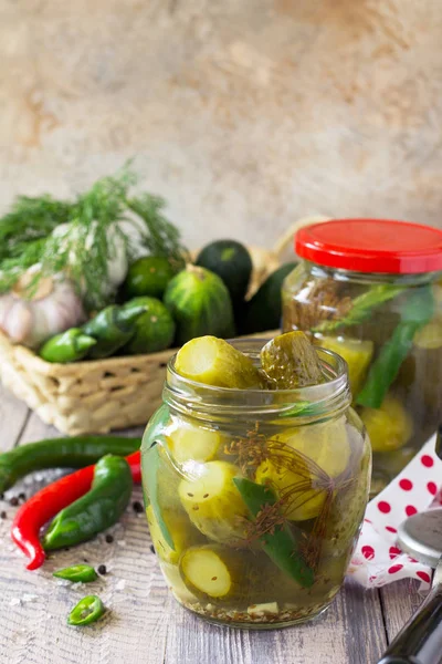 Marinerad Gurka Gurka Pickles Med Chilipeppar Trä Köksbordet Kopiera Utrymme — Stockfoto