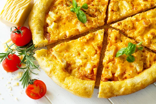 Deliciosa Pizza Havaiana Quente Com Frango Abacaxi Queijo Uma Mesa — Fotografia de Stock