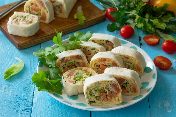 Lavash Roll Pește Roșu Brânză Salată Verde Iceberg Masa Festivă — Fotografie, imagine de stoc