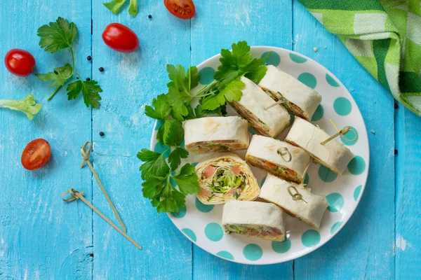 Rollo Lavash Con Pescado Rojo Queso Lechuga Iceberg Mesa Festiva —  Fotos de Stock