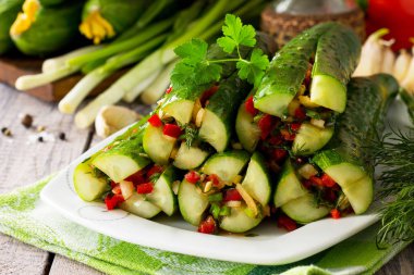 Kore geleneksel yemekleri Kimchi (salatalık). Sebze (tatlı biber, sarımsak, soğan, yeşillik, domates salçası) ahşap mutfak masasında doldurma ile marine edilmiş salatalık.